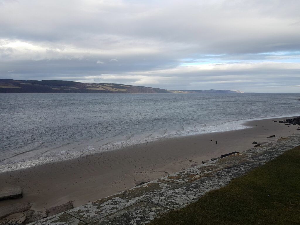 Blick über Moray Firth. Im Vordergrund ist der Strand vor Fort George.