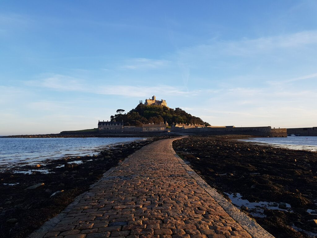  St. Michaels Mount, Cornwall, in der Abendsonne. Bei Ebbe kann man über einen Steinweg die Insel auch zu Fuß erreichen. 