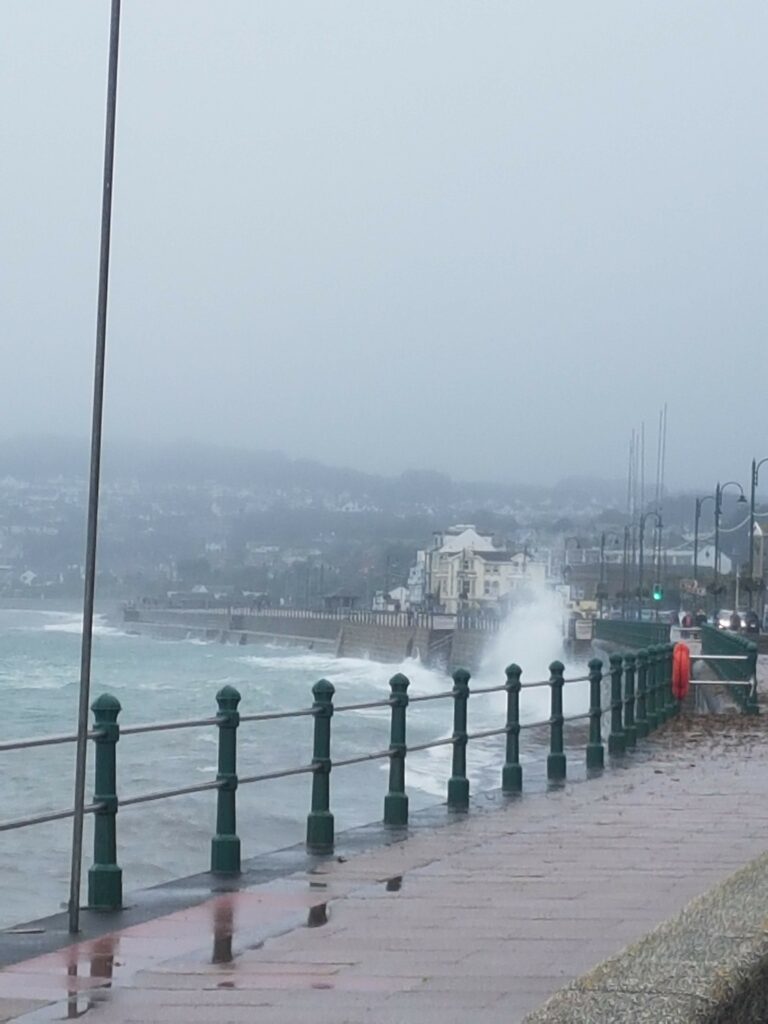 Penzance, Stadt in Cornwall. Die Promenade ist bei Sturm überspült. 