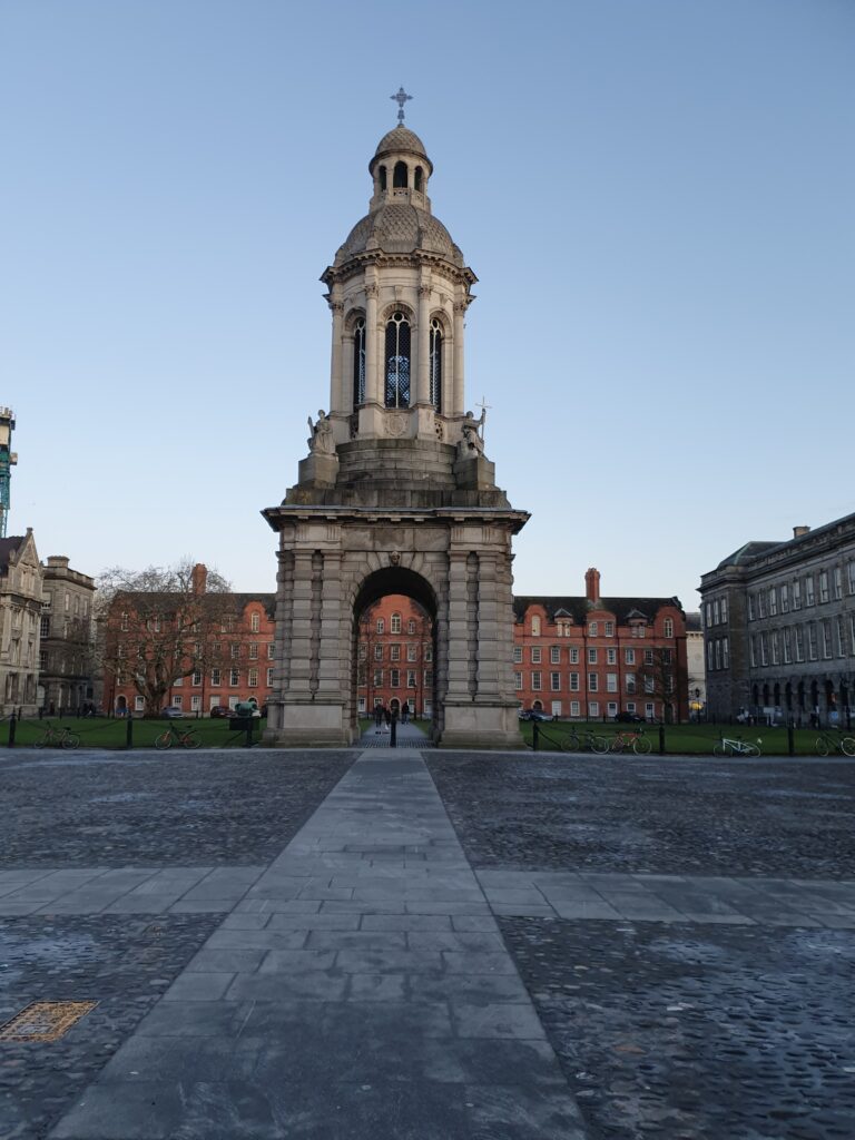 Denkmal aus Stein auf Campus des Trinity College