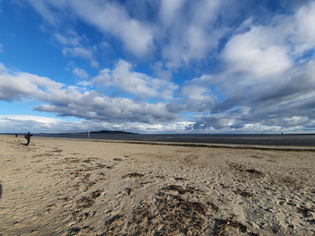 Blick über den Strand bei Dollymount auf Bull Island. Im Hintergrund Howth