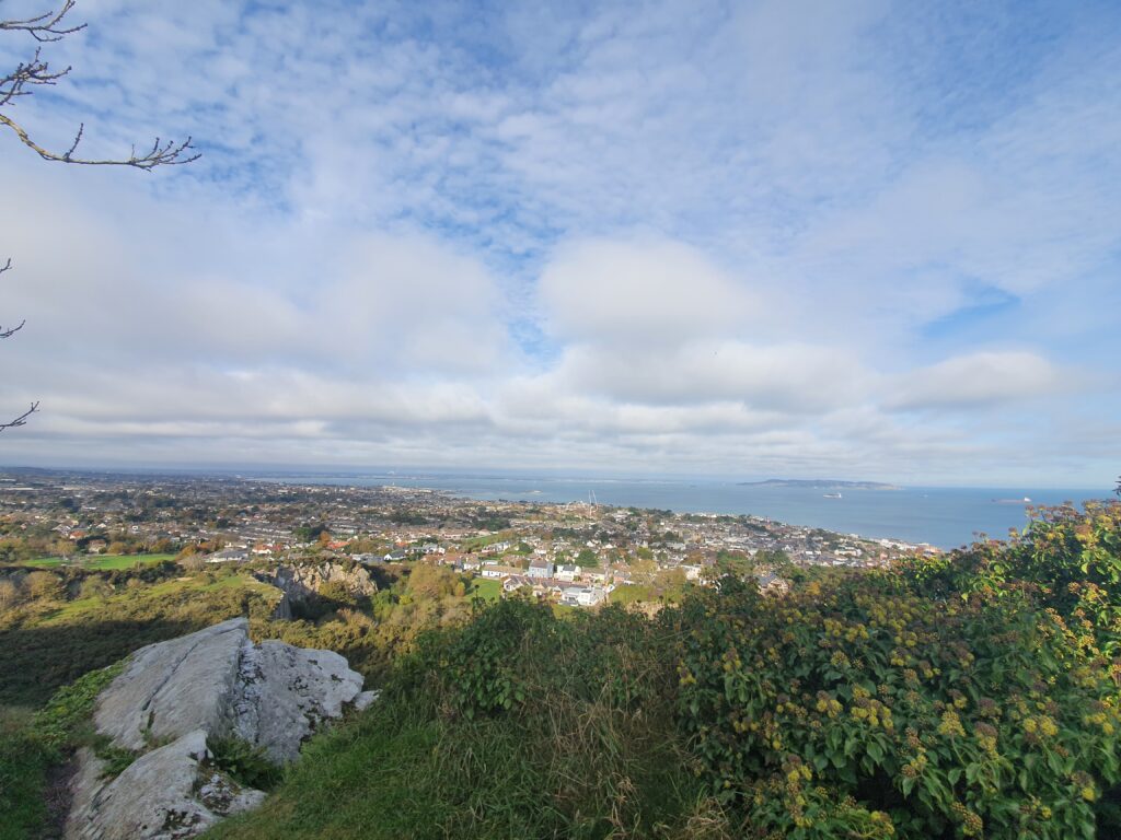 Ausblick über Dalkey von oben. Im Hintergrund die irische See und Howth