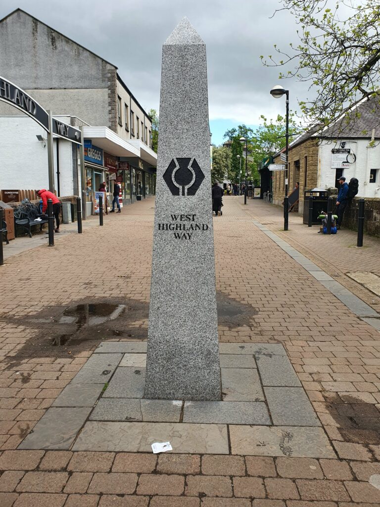 Beginn des West Highland Way in Milngavie. Steinsteele mit stilisierter Distel