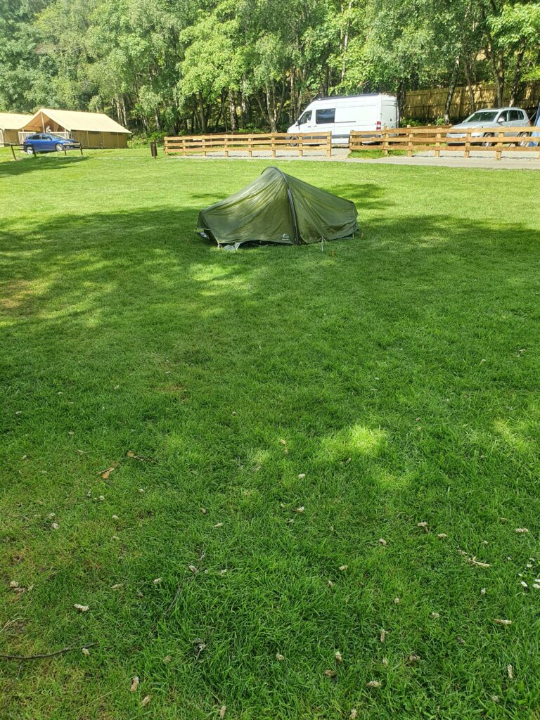 Mein Zelt auf der Zeltwiese von Milarrochy Bay Campsite