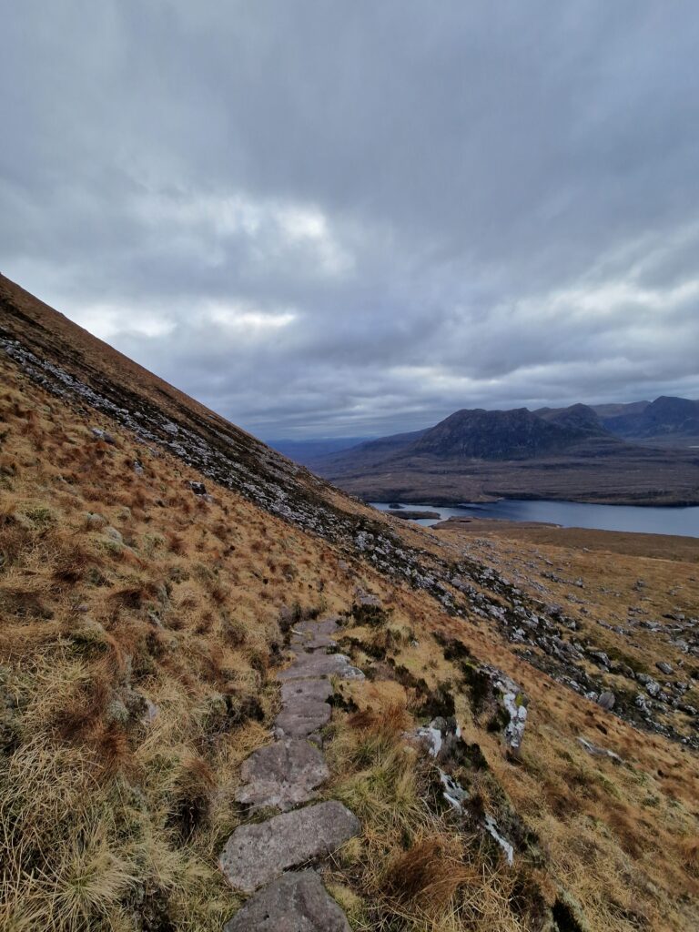 Steiniger Pfad am Stac Pollaidh, Blick auf Loch Lurgainn und Sgorr Tuath