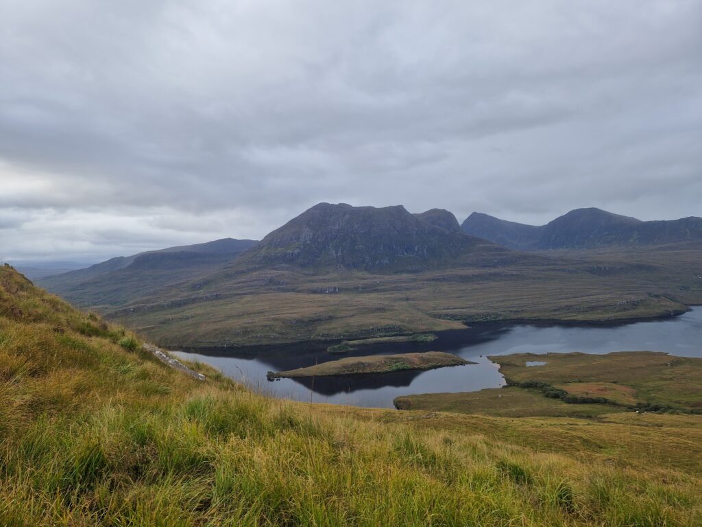 Blick vom Stac Pollaidh auf Loch Lurgainn und Sgorr Tuath dahinter