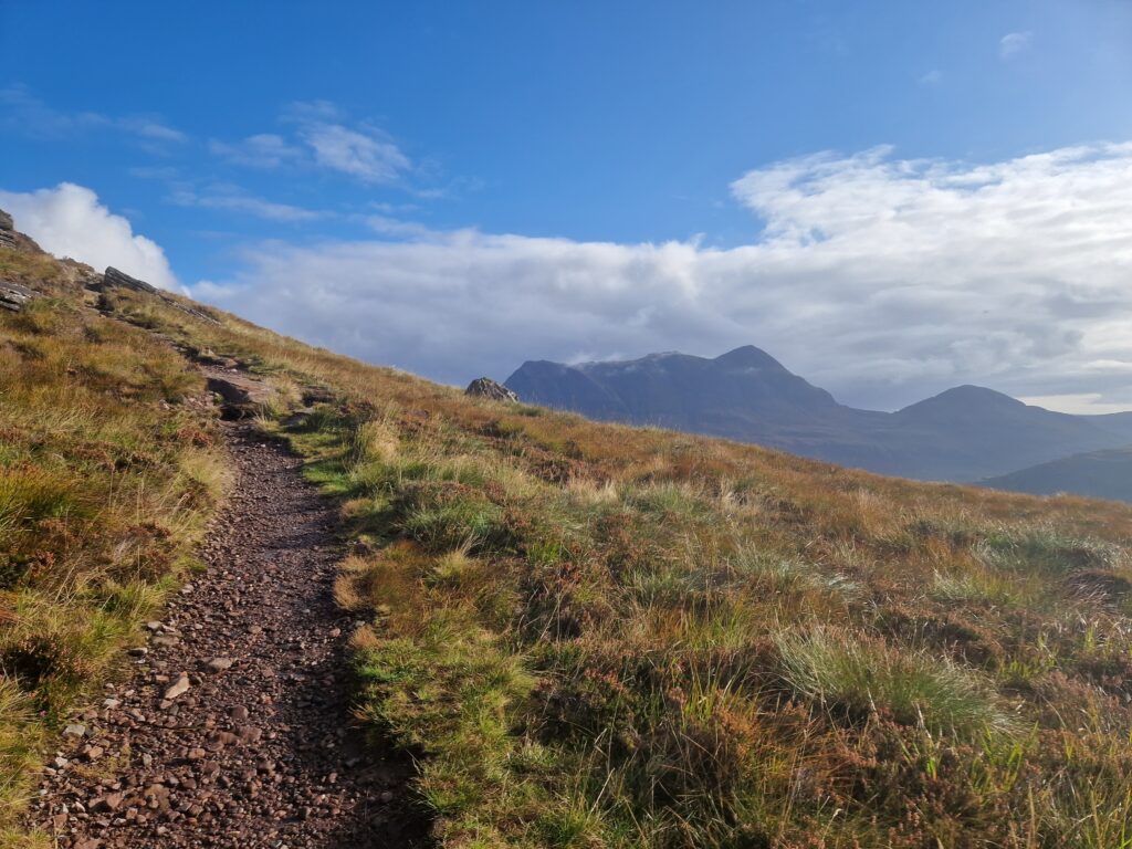 Steiniger Weg auf den Stac Pollaidh. Im Hintergrund die Spitzen des Cùl Mòr