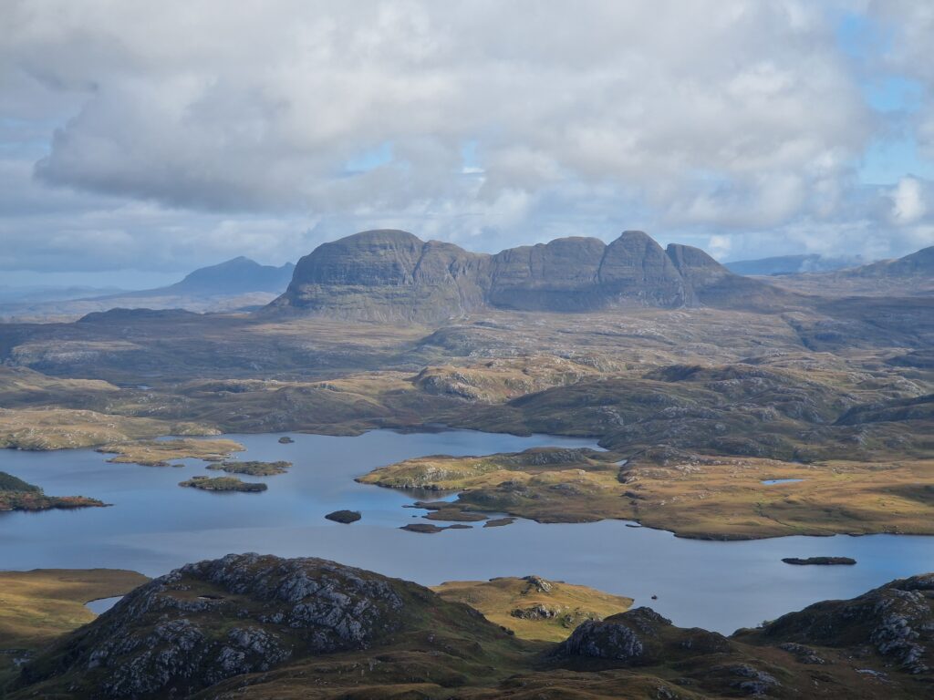 Blick vom Stac Pollaidh auf Loch Sionascaig und den Suilven im Hintergrund