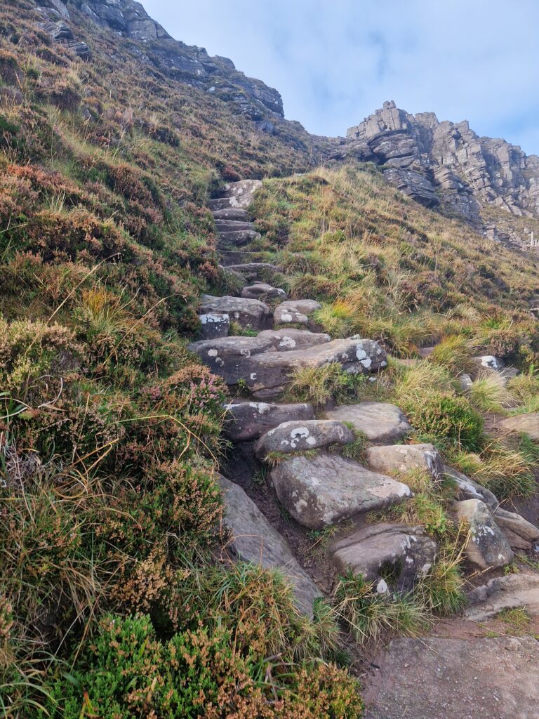 Steile Steinstufen auf die Stac Pollaidh Ridge