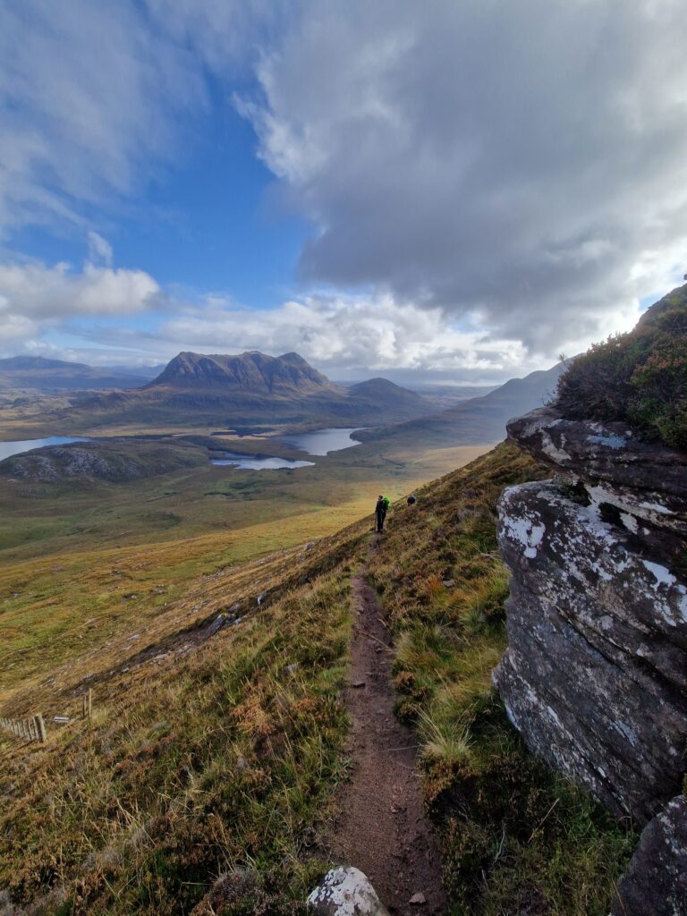 Blick über den Pfad auf den Stac Pollaidh zurück zum Loch an Doire Dhuibh