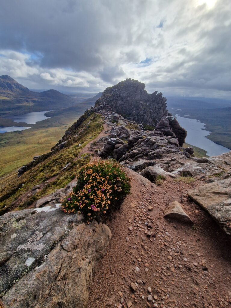 Blick von der Stac Pollaidh Ridge. Auf der rechten Seite Loch Lurgainn, auf der linken Seite Loch an Doire Dhuibh und Cùl Mòr