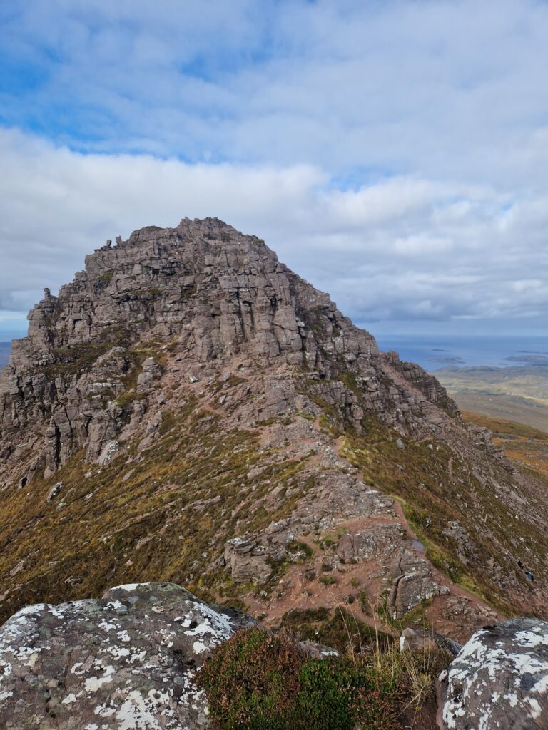 Blick über die Stac Pollaidh Ridge. Im Hintergund: The Minch 