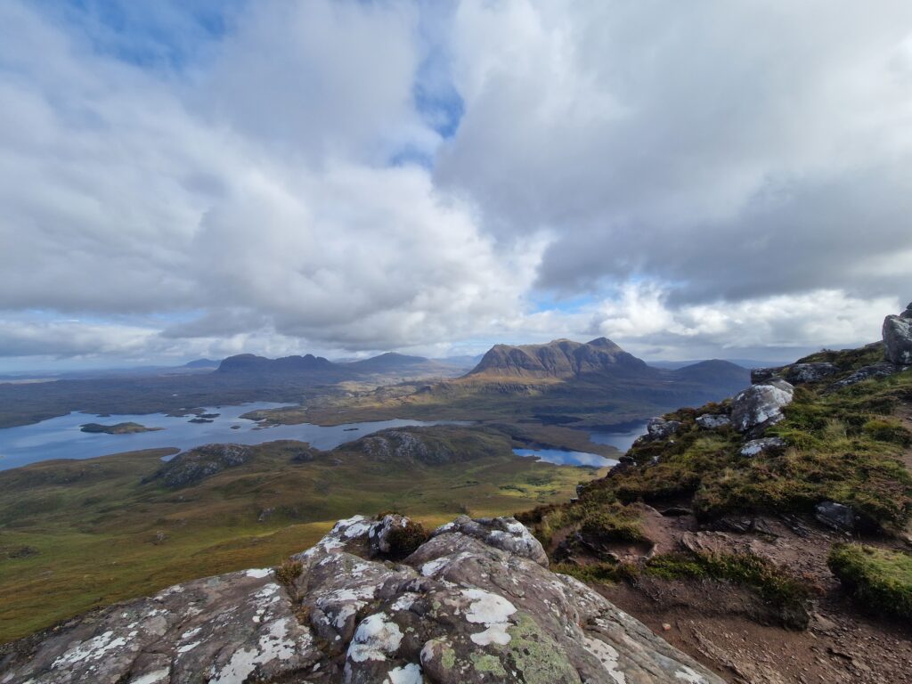 Blick vom Stac Pollaidh über Inverpolly Forest, Loch Sionascaig, Cùl Mòr und in der Ferne den Suilven